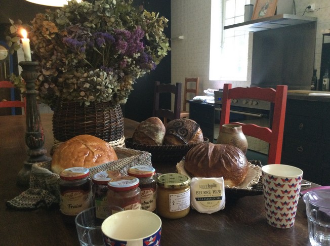Petit déjeuner chez mouche zetunian branderion chambre hôte
